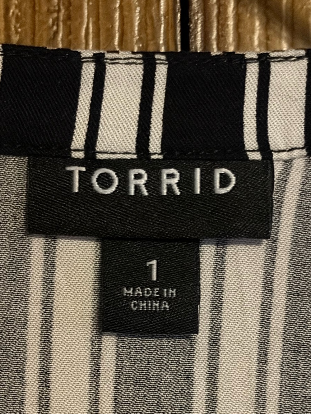 TORRID Women’s Black & White Bold Striped Blouse Top with a Drawstring Waist  1X - Picture 2 of 7